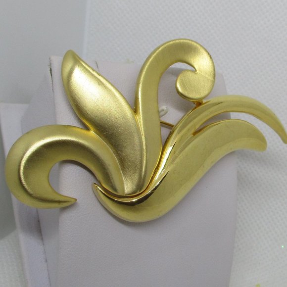Large Casual Corner Swirl Brooch - Picture 3 of 5
